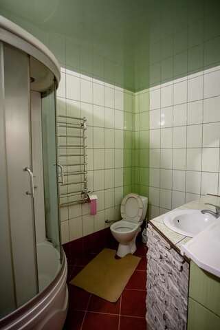 Гостевой дом Guest House Arkan Яремче Двухместный номер с 1 кроватью и собственной ванной комнатой-5